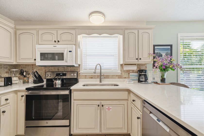Amazing opportunity to own a 3-bedroom condo in the sought-after - photo 8
