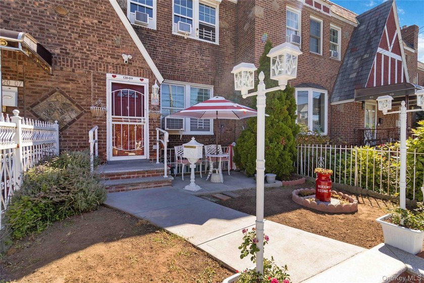Charming Tudor home filled with character, set on a dead-end - photo 8
