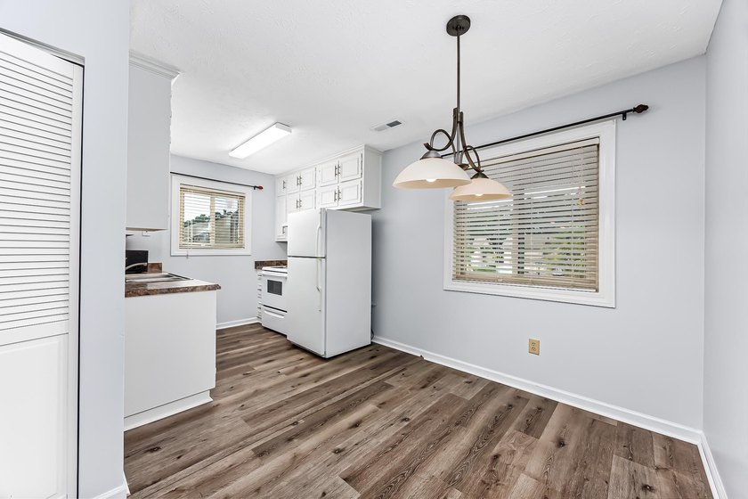Prime Location! Move in ready &amp; pristine 2-bedroom, 2-bathroom - photo 11