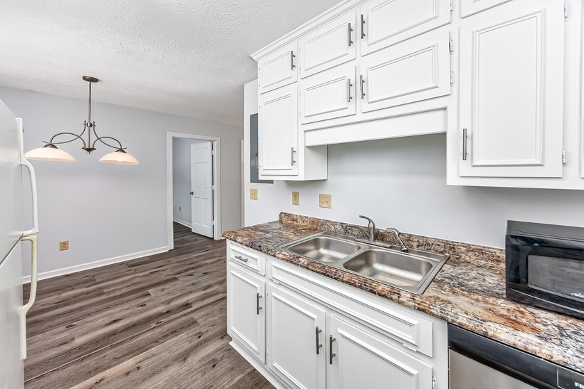 Prime Location! Move in ready &amp; pristine 2-bedroom, 2-bathroom - photo 13