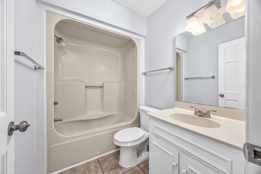 Prime Location! Move in ready &amp; pristine 2-bedroom, 2-bathroom - photo 17
