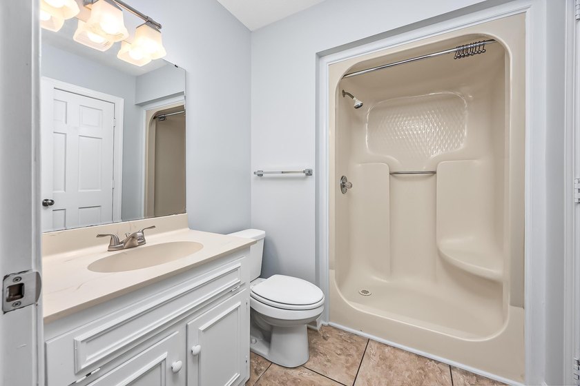 Prime Location! Move in ready &amp; pristine 2-bedroom, 2-bathroom - photo 22