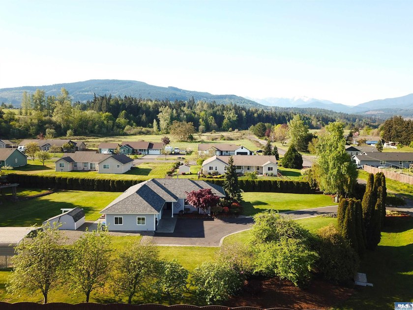 MAGNIFICENT SHOWPIECE! Just moments from all that Sequim has to - photo 36