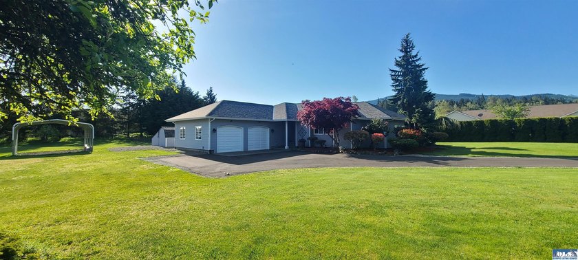 MAGNIFICENT SHOWPIECE! Just moments from all that Sequim has to - photo 38