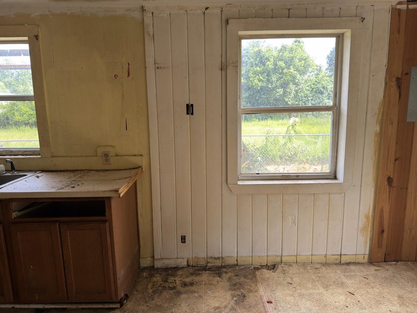 Welcome to your next REO opportunity! Built in 1970, this corner - photo 3