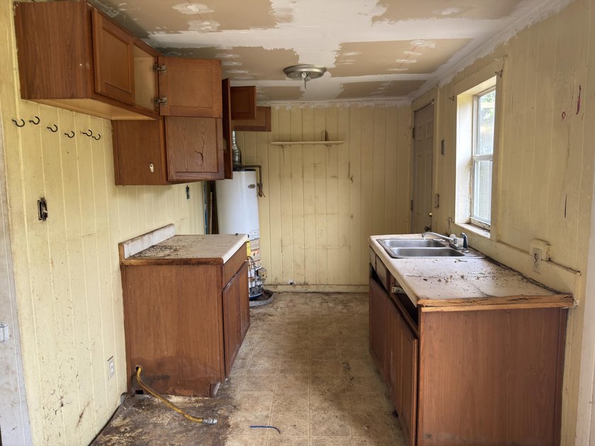 Welcome to your next REO opportunity! Built in 1970, this corner - photo 5