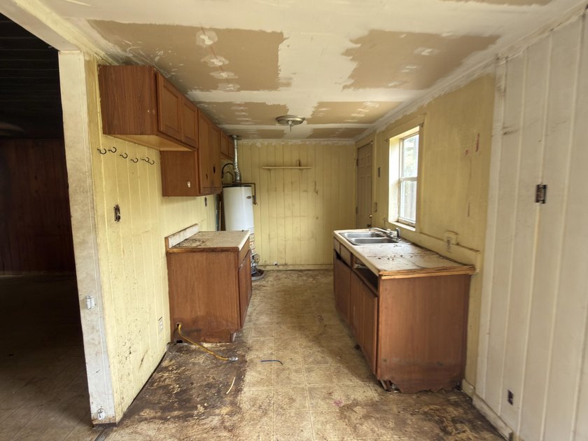 Welcome to your next REO opportunity! Built in 1970, this corner - photo 7