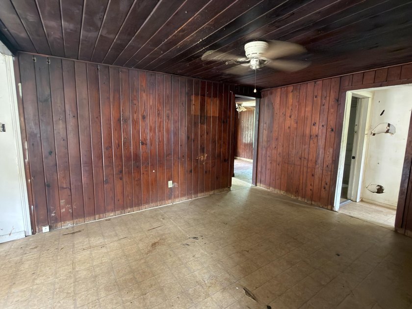 Welcome to your next REO opportunity! Built in 1970, this corner - photo 8