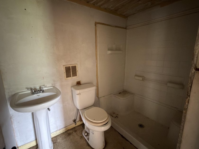 Welcome to your next REO opportunity! Built in 1970, this corner - photo 9
