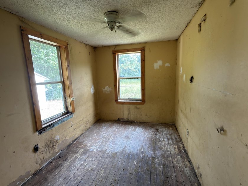 Welcome to your next REO opportunity! Built in 1970, this corner - photo 10