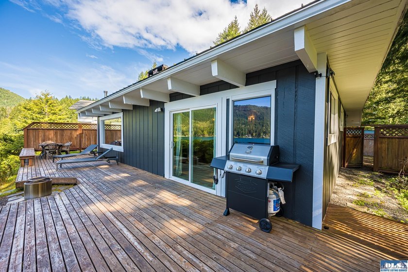 Welcome to lake life at Mallard Cove on Lake Sutherland! This 2 - photo 11