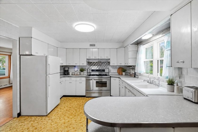 Charming Venetian Village Ranch on Double Lot- Welcome to this - photo 3