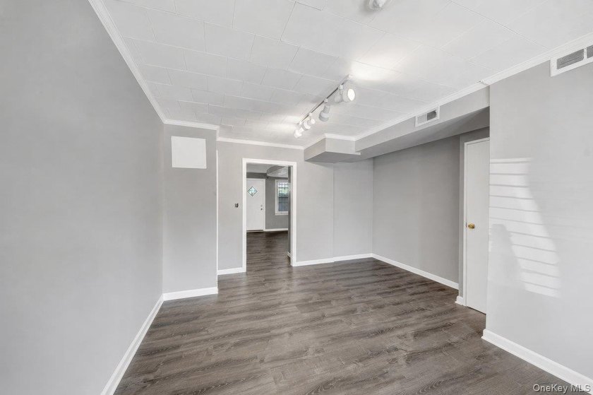 Income-Producing opportunity in Throggs Neck - Mother/Daughter - photo 3