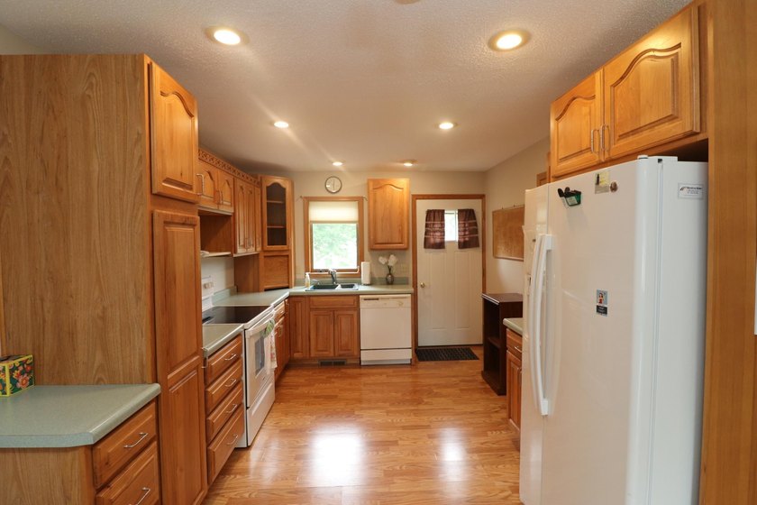 Move-in ready side-by-side townhome featuring 1 bedroom, 2 - photo 6