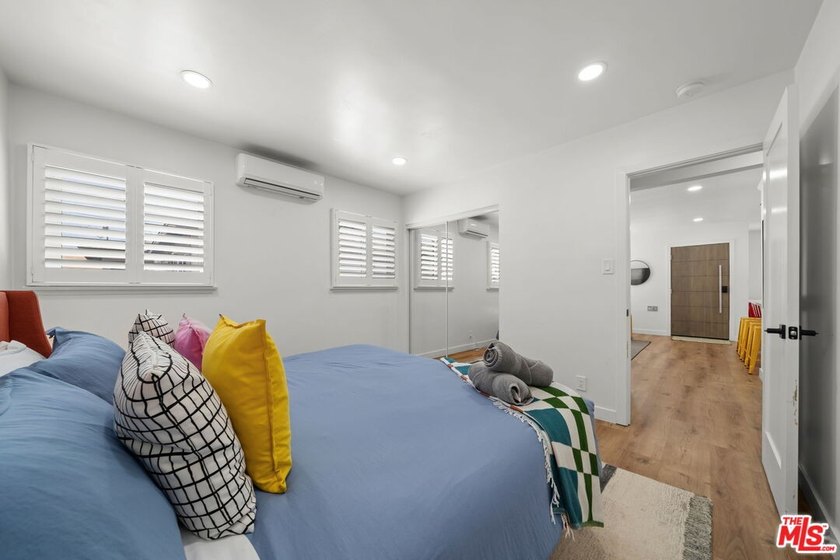 Welcome to 3037 Pacific Avenue, a design-forward Mid-Century - photo 12
