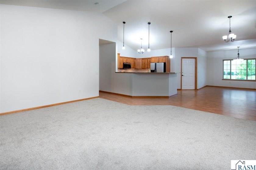 Welcome to this beautiful 3 bedroom, 2 bathroom patio home - photo 12