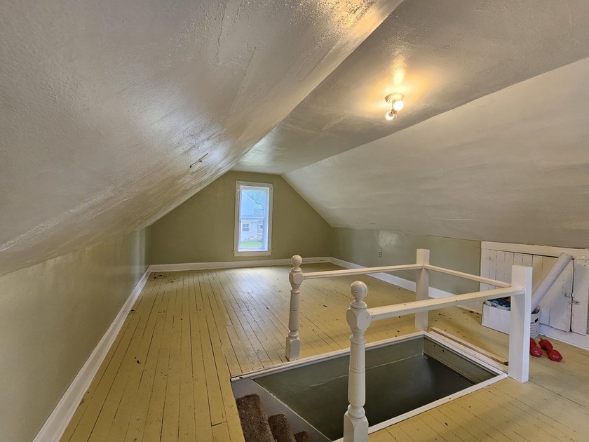 Here is a great investment opportunity on a spacious corner lot - photo 16