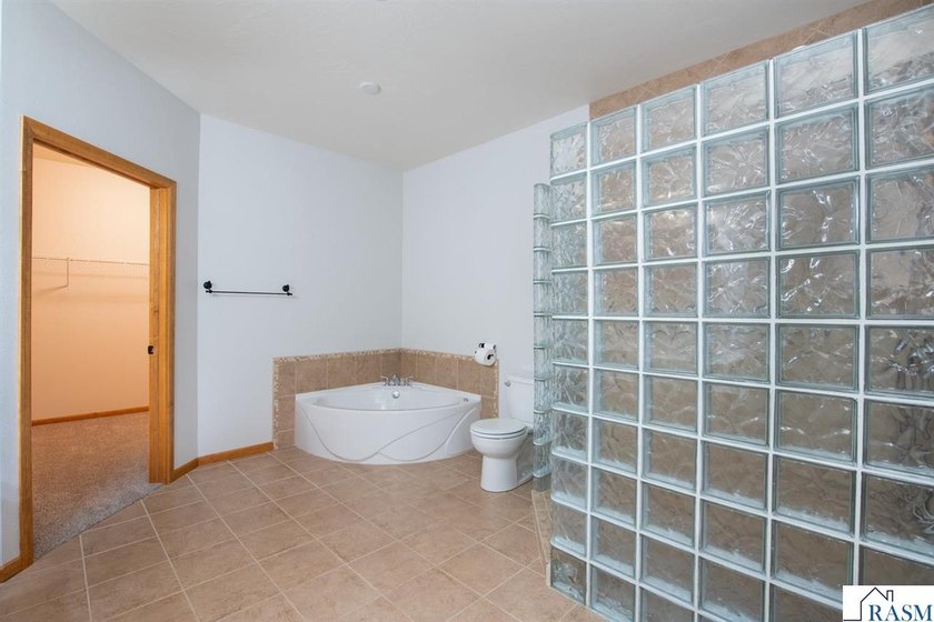 Welcome to this beautiful 3 bedroom, 2 bathroom patio home - photo 17