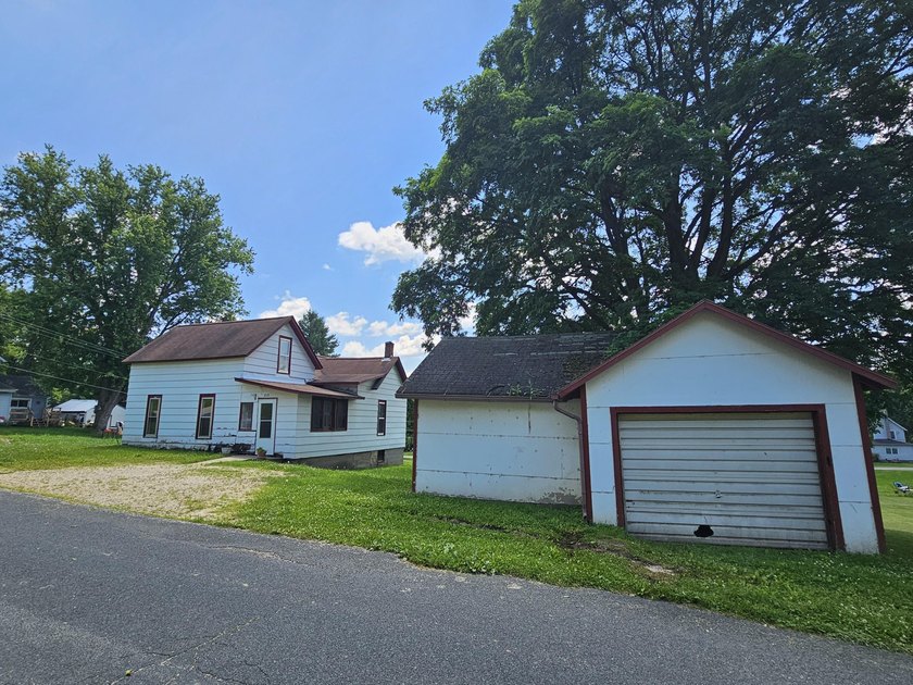 Here is a great investment opportunity on a spacious corner lot - photo 18