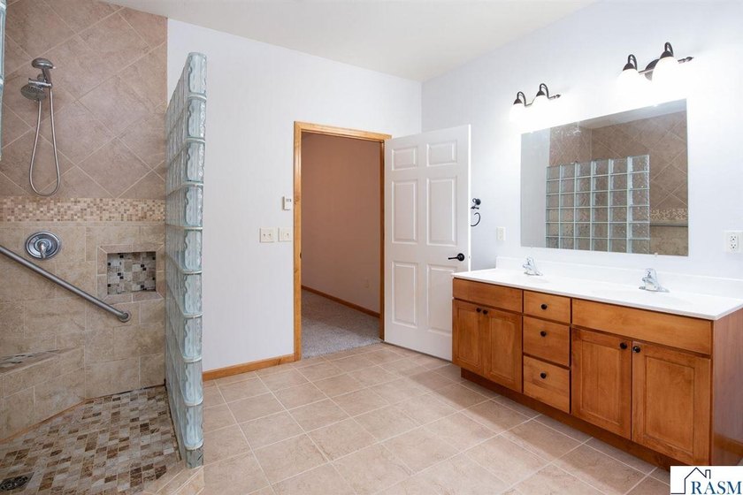 Welcome to this beautiful 3 bedroom, 2 bathroom patio home - photo 18
