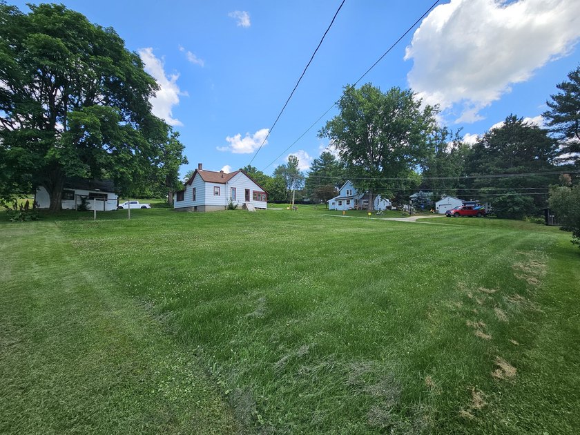 Here is a great investment opportunity on a spacious corner lot - photo 20