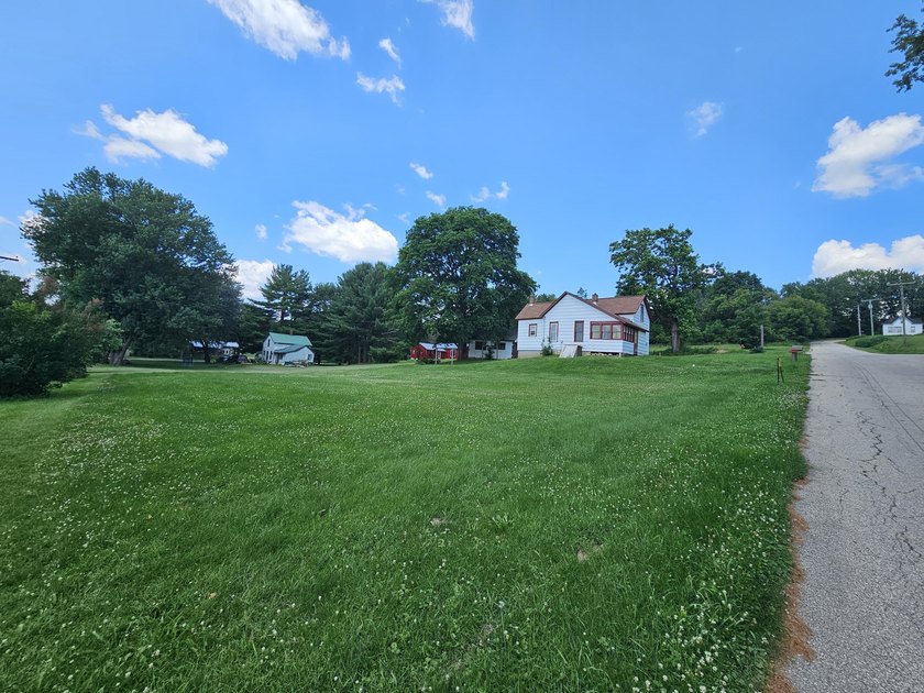 Here is a great investment opportunity on a spacious corner lot - photo 21