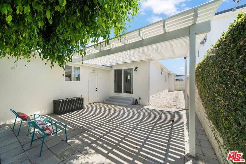 Welcome to 3037 Pacific Avenue, a design-forward Mid-Century - photo 22
