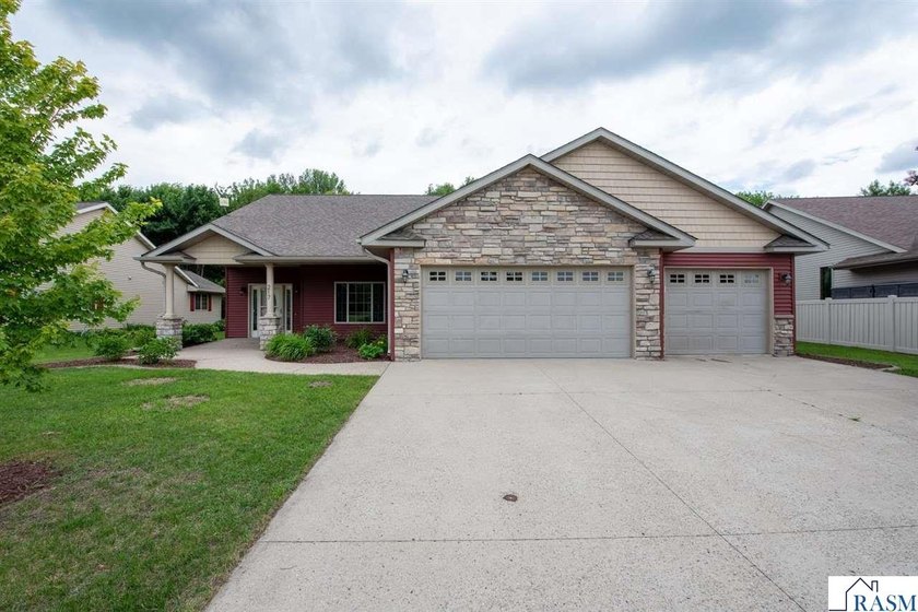 Welcome to this beautiful 3 bedroom, 2 bathroom patio home - photo 26