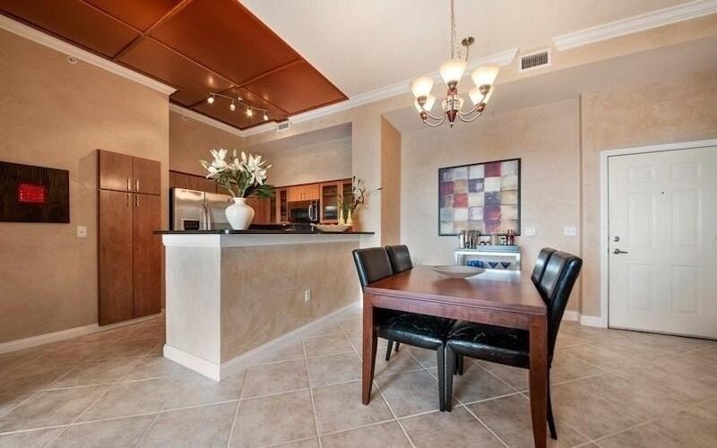 Gorgeous, Lower Penthouse condo in the charming Montecito in - photo 5