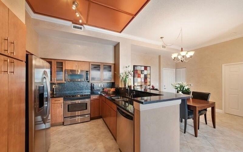 Gorgeous, Lower Penthouse condo in the charming Montecito in - photo 6