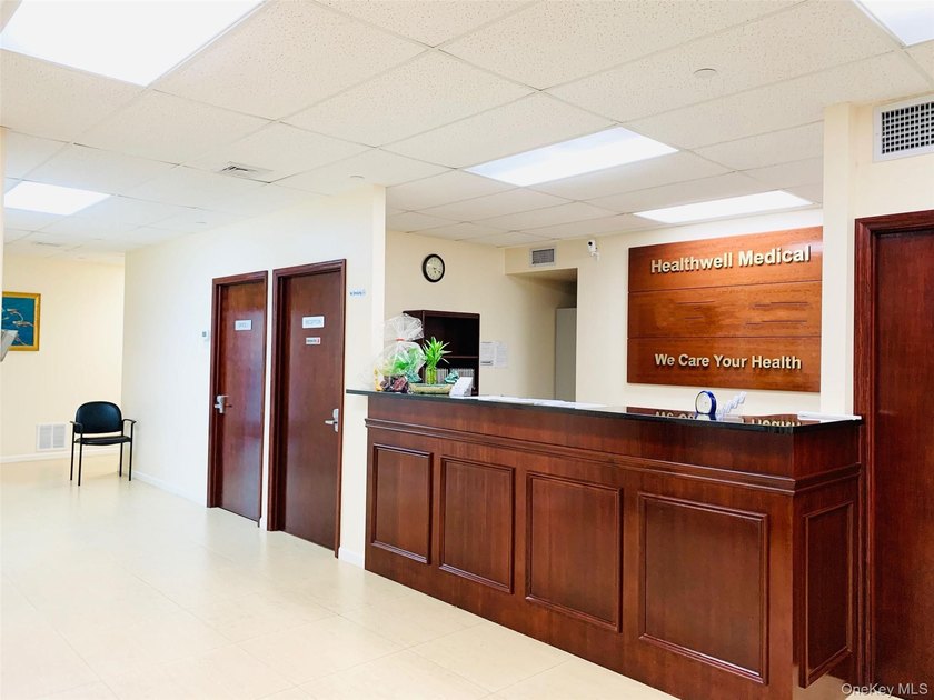 For Sale-Prime Community Facility space in the heart of Hushing! - photo 2