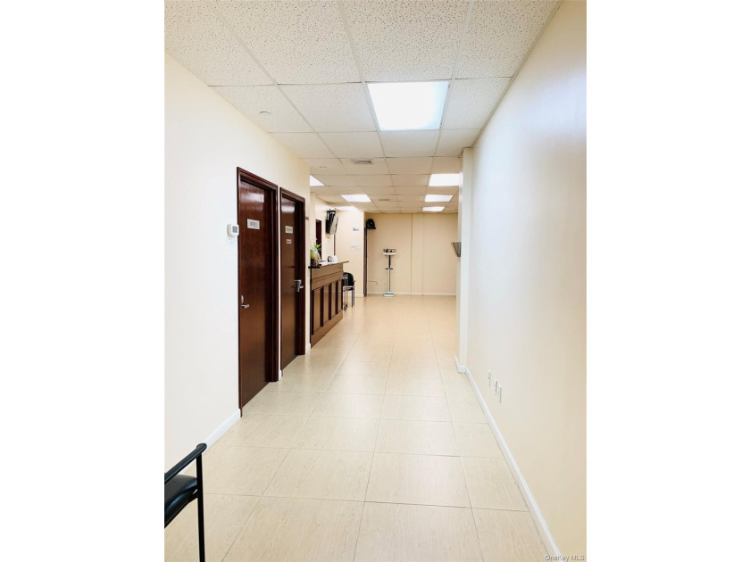 For Sale-Prime Community Facility space in the heart of Hushing! - photo 4