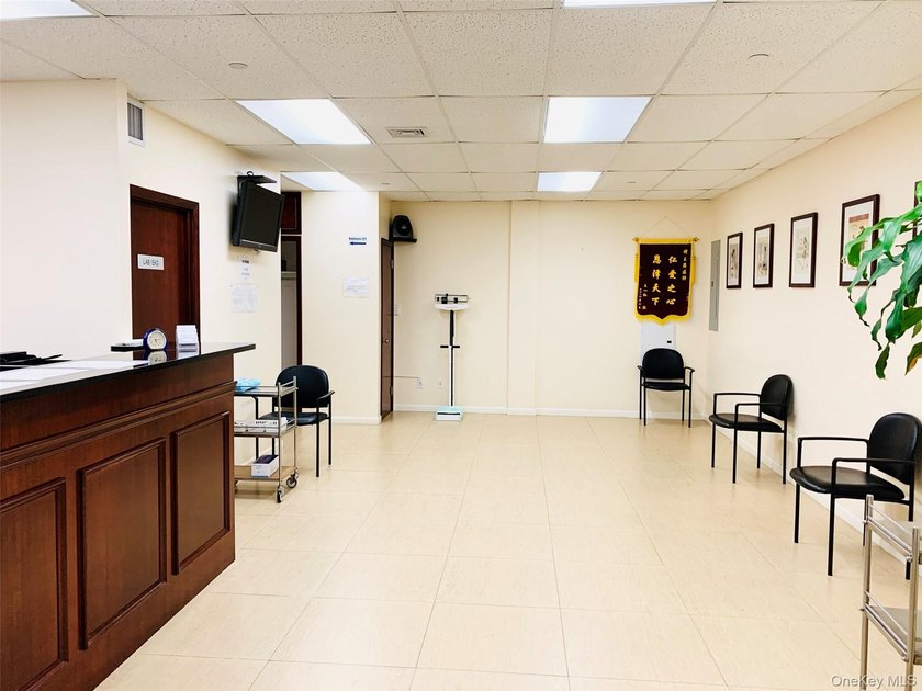 For Sale-Prime Community Facility space in the heart of Hushing! - photo 5