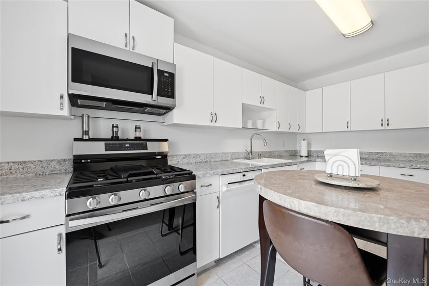 This pristine raised ranch may be just what you're loooking for! - photo 10