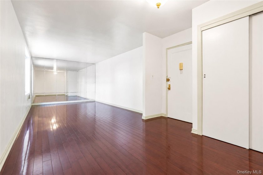 Beautifully renovated top-floor one-bedroom co-op in the heart - photo 2