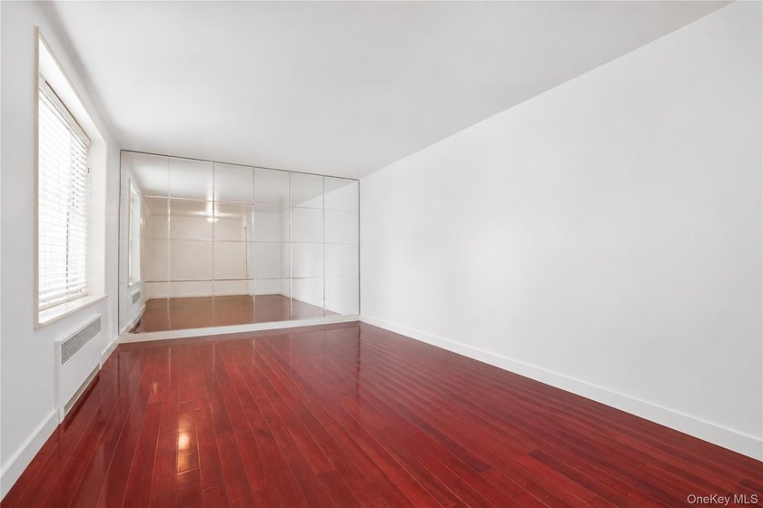 Beautifully renovated top-floor one-bedroom co-op in the heart - photo 3