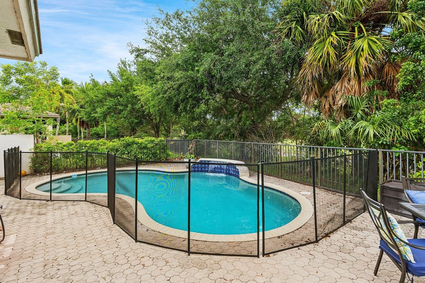 Welcome home to your spacious 4 bedroom, 3 bath home with a 2 - photo 19