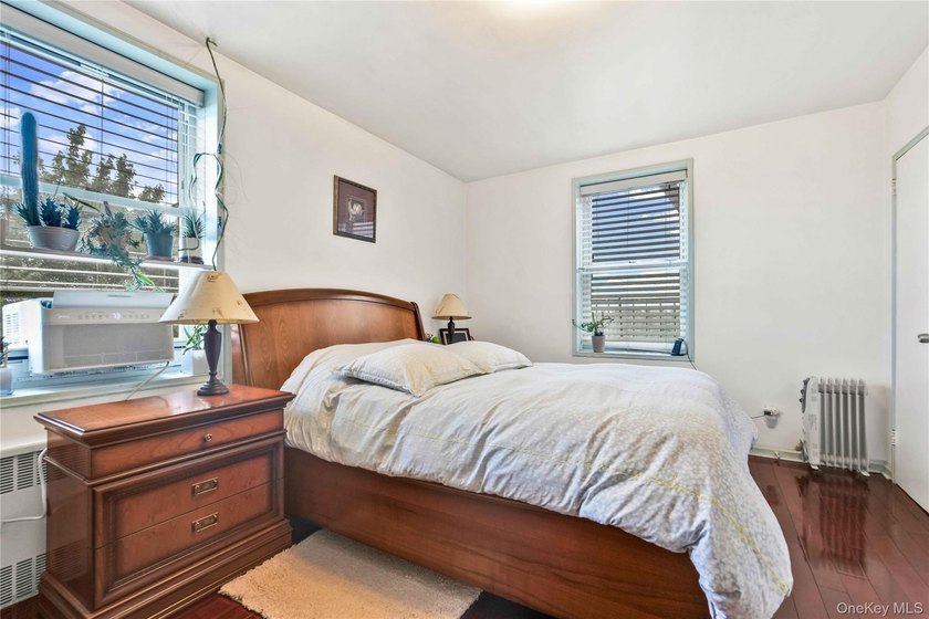 Beautifully renovated top-floor one-bedroom co-op in the heart - photo 10