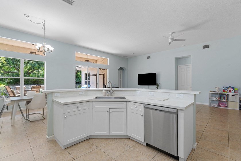 Welcome home to your spacious 4 bedroom, 3 bath home with a 2 - photo 27