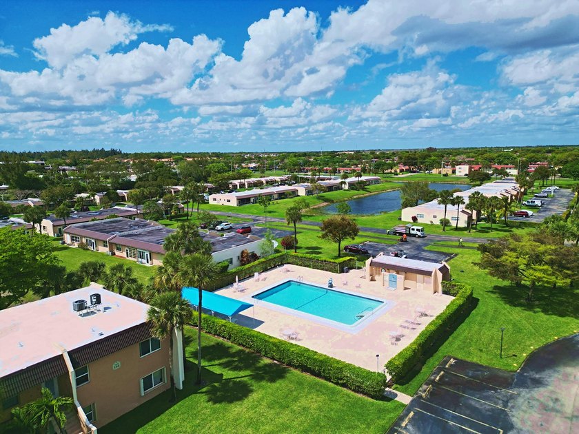Beautiful corner-unit condo located in the desirable 55+ - photo 5