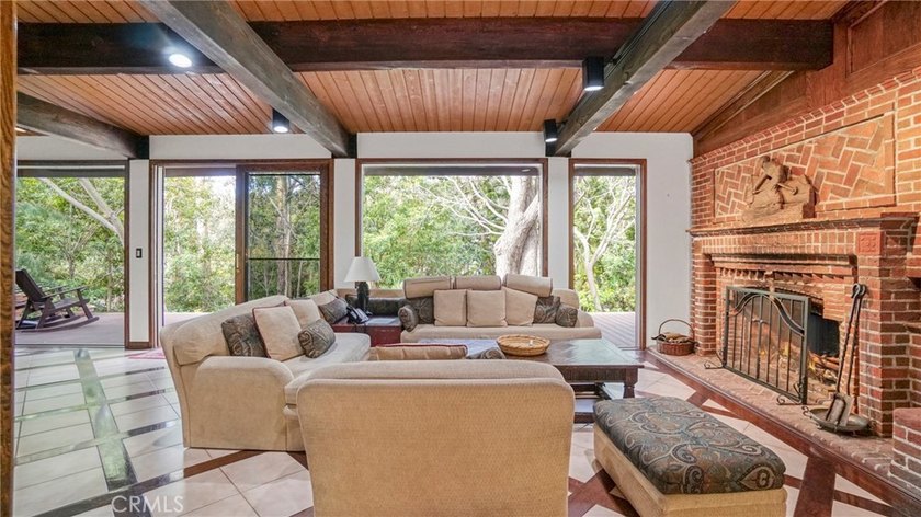 Behind private gates in Malibu, this elegant 3,448 sq ft - photo 11