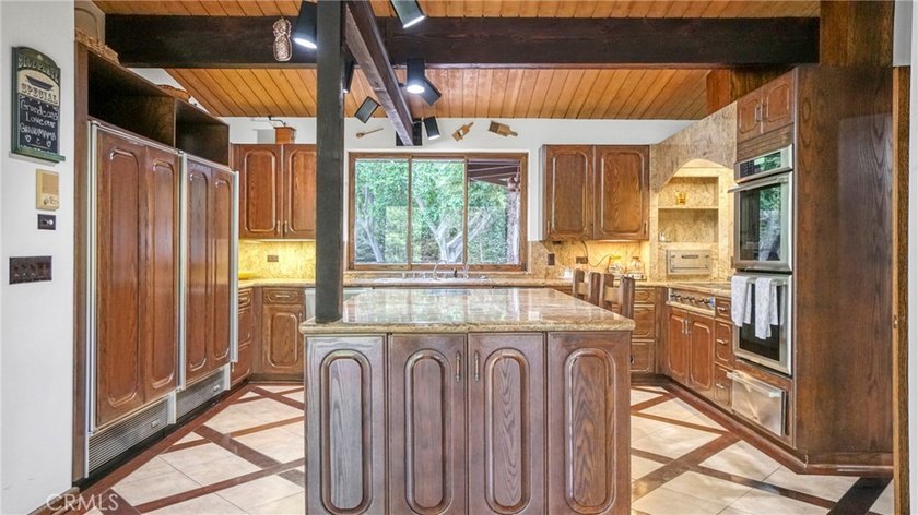 Behind private gates in Malibu, this elegant 3,448 sq ft - photo 12