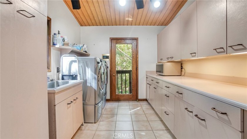 Behind private gates in Malibu, this elegant 3,448 sq ft - photo 16