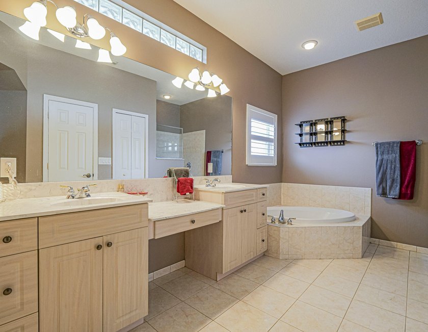 Must-see beautiful 4BR/3BA/2-car garage home with office - photo 21