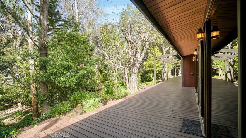 Behind private gates in Malibu, this elegant 3,448 sq ft - photo 25