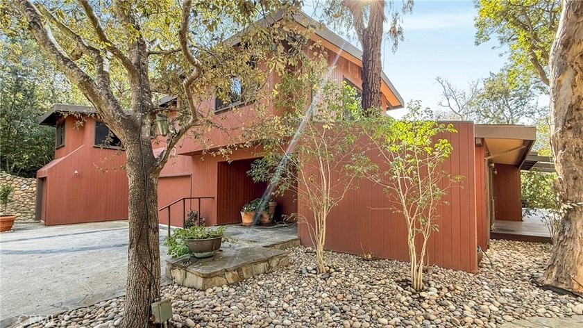 Behind private gates in Malibu, this elegant 3,448 sq ft - photo 36