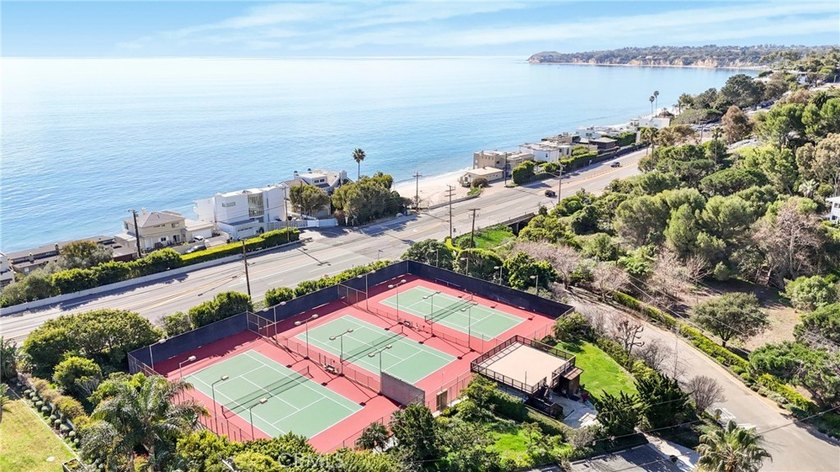 Behind private gates in Malibu, this elegant 3,448 sq ft - photo 37