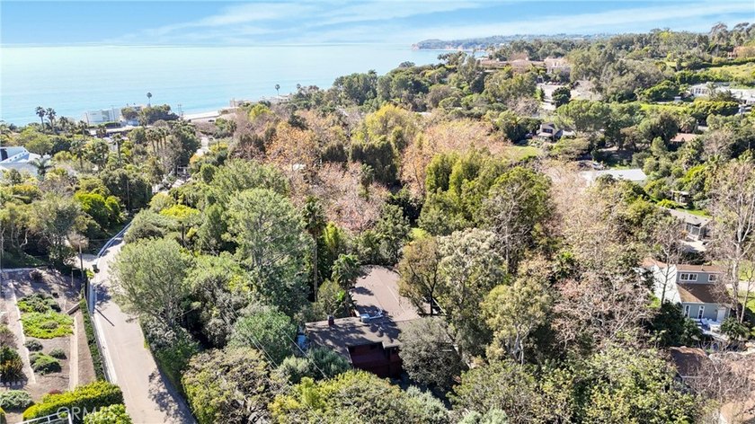 Behind private gates in Malibu, this elegant 3,448 sq ft - photo 38