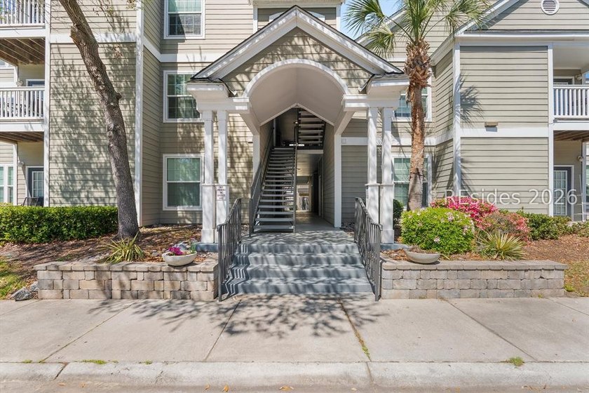 Enjoy easy Bluffton living in this 2BR/2BA condo located in the - photo 2