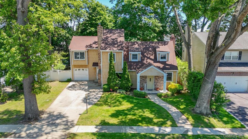 Welcome to 2595 Yorktown St., a fabulous Colonial perfectly - photo 2